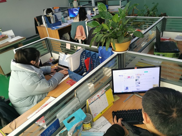 午夜精品久久久午夜电影网站机坚守工作岗位