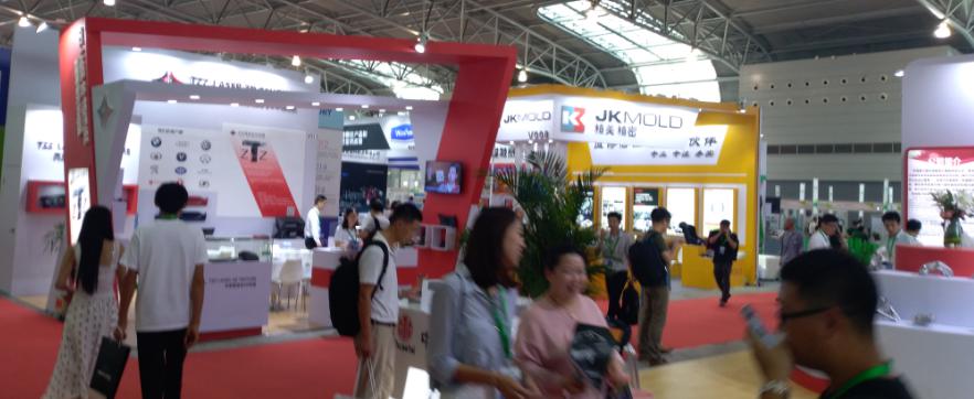 午夜精品久久久参观上海国际汽车内饰与外饰展览