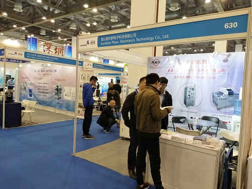 午夜精品久久久纳米博览会参观者