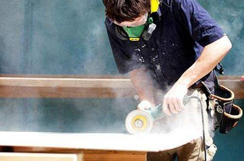 切割、打磨作业